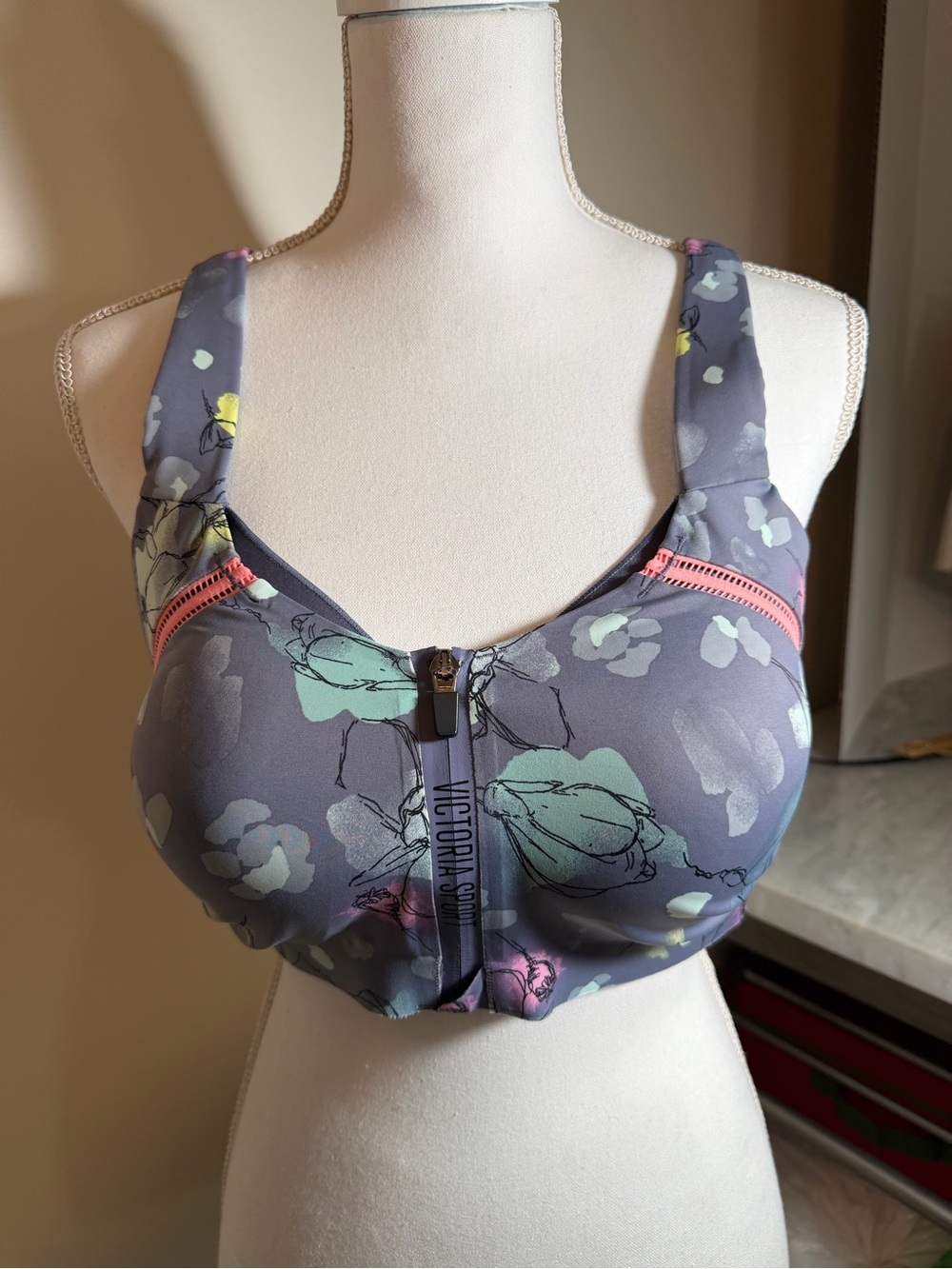 Victoria's Secret Knockout high-impact sports bra size 36DDD (36F)